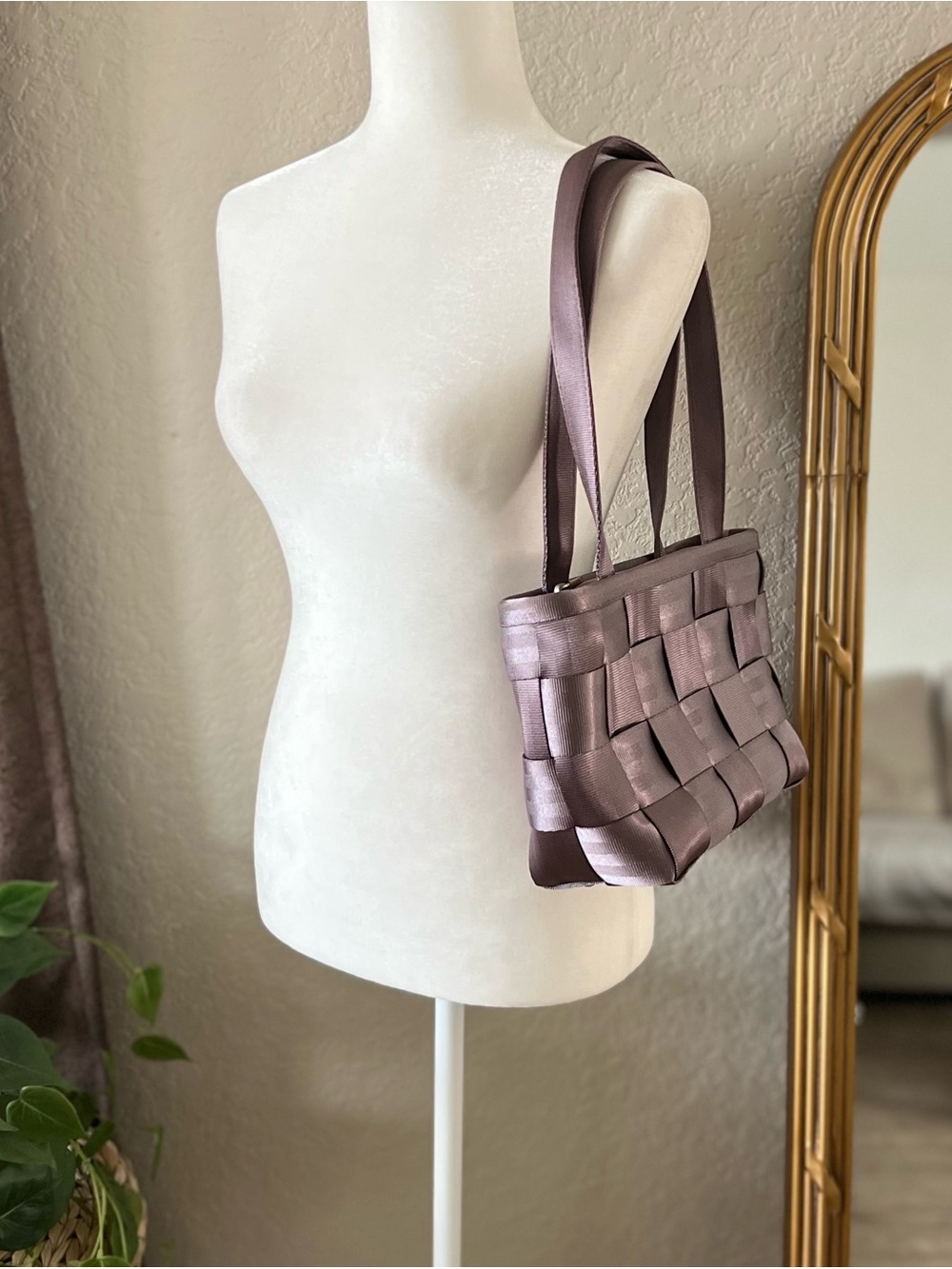 Harvey’s Original Seatbelt Shoulder Bag
